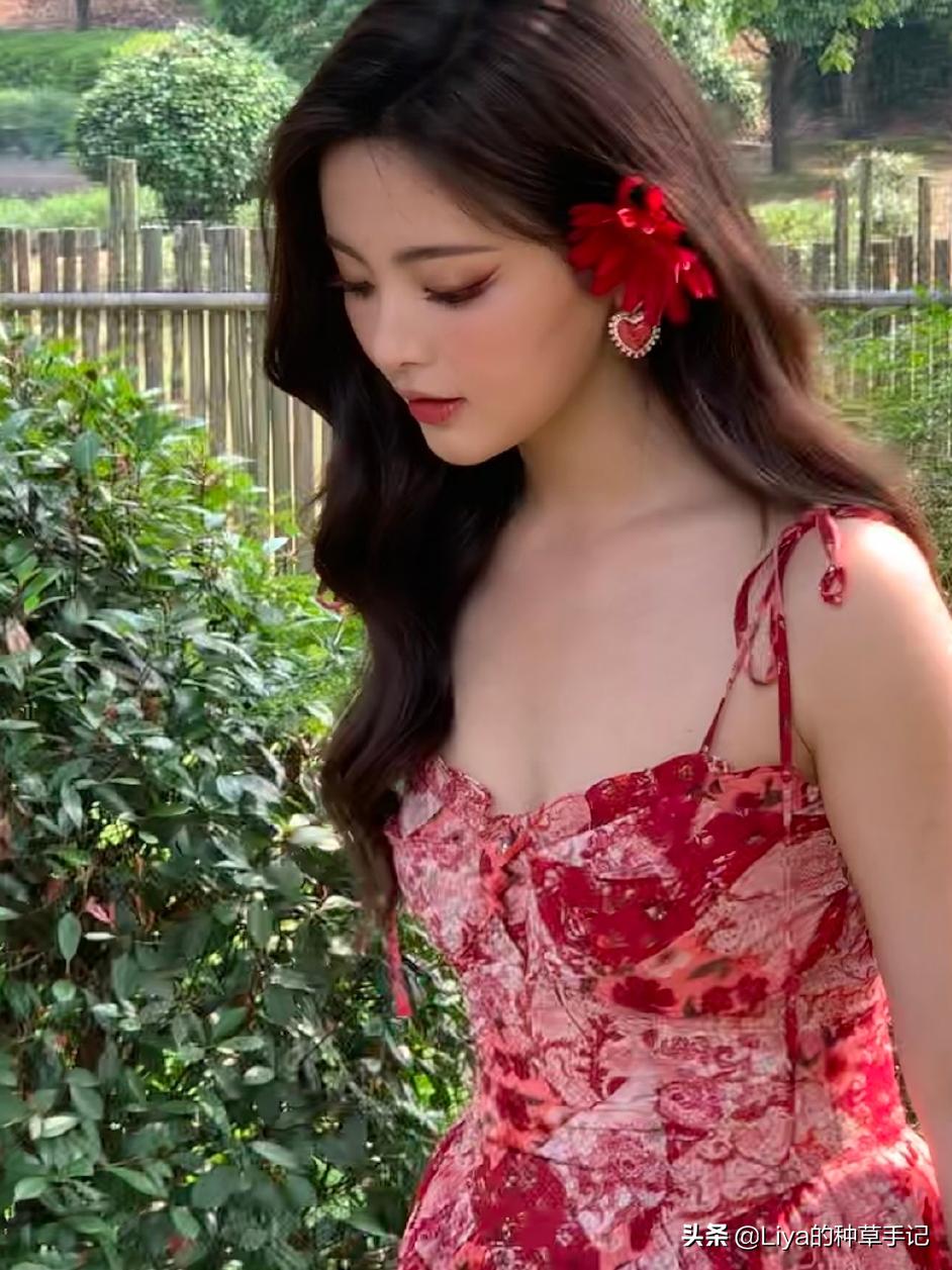 被问爆的街拍穿搭,穿对这3款裙子真心显瘦还美腻