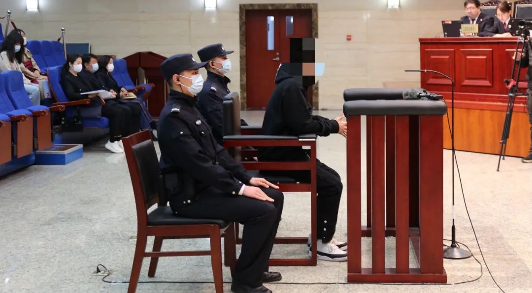 *载下**13000份简历出售，这样的同事可真“刑”！