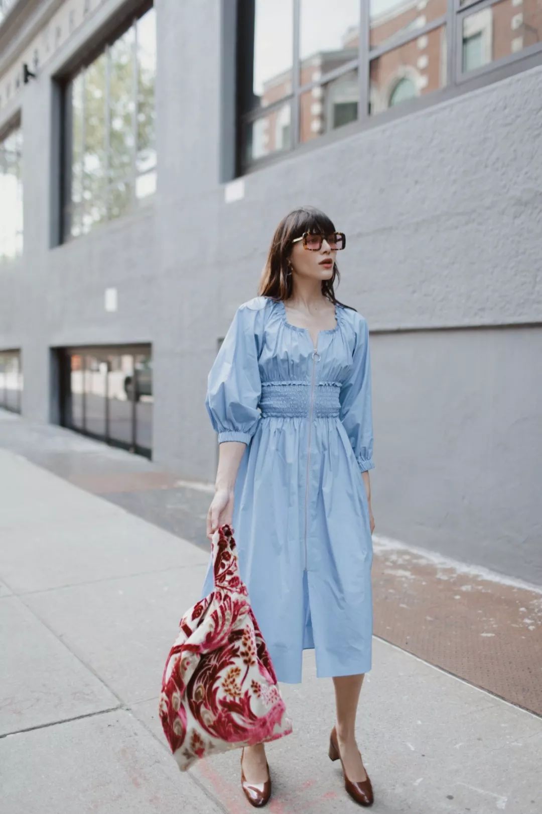 奶奶鞋和老爹鞋哪个好搭配 (奶奶鞋怎么搭配好看最新款)