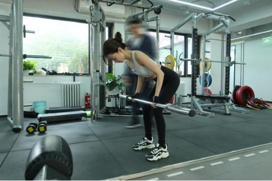 有一种“尴尬”,叫周冬雨玩性感