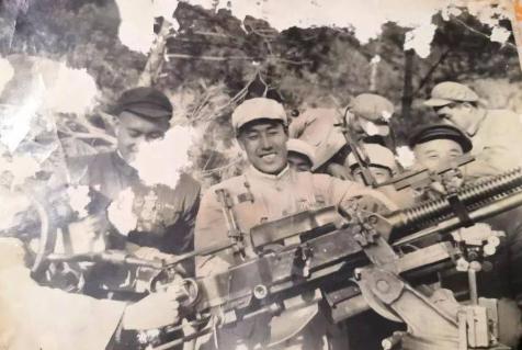 他手刃27名鬼子，授“全国战斗英雄”称号，晚年看电影时大笑而亡