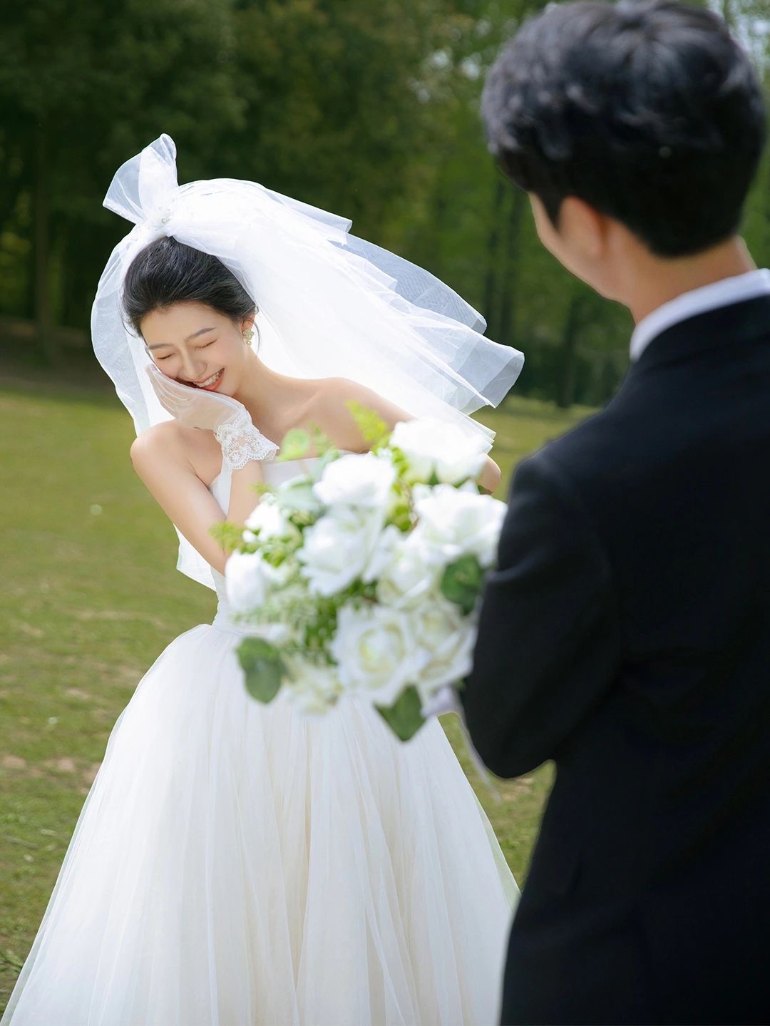 草坪蓝天白云森系婚纱照,森系可爱活泼草坪婚纱照