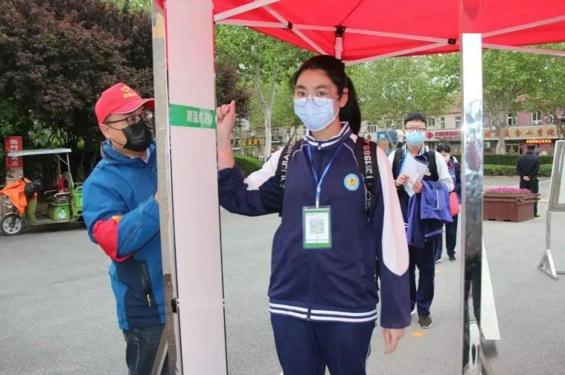 男子被隔离在女生宿舍,男生被隔离在女生宿舍