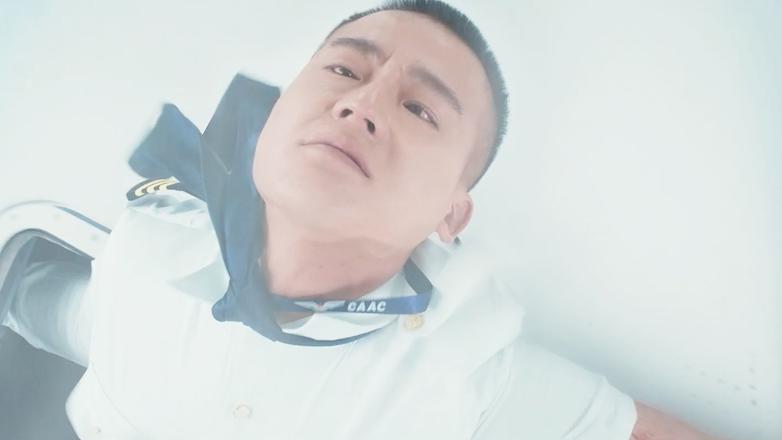 飞机挡风破裂数百人被困万米高空,玻璃破裂飞机迫降视频