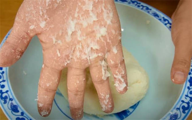 揉面光滑小技巧,揉面不粘手妙招