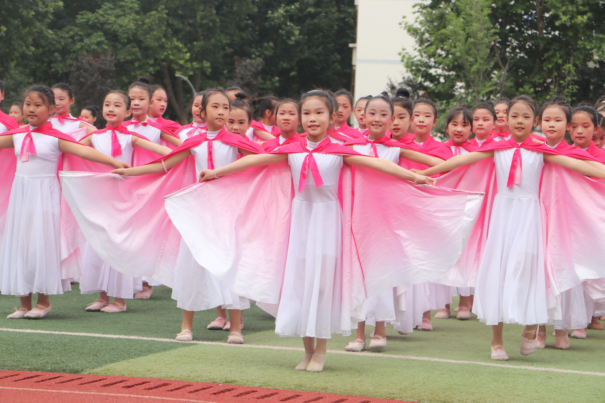 渭南高新小学参加全区第十届中小学生春季田径运动会开幕式