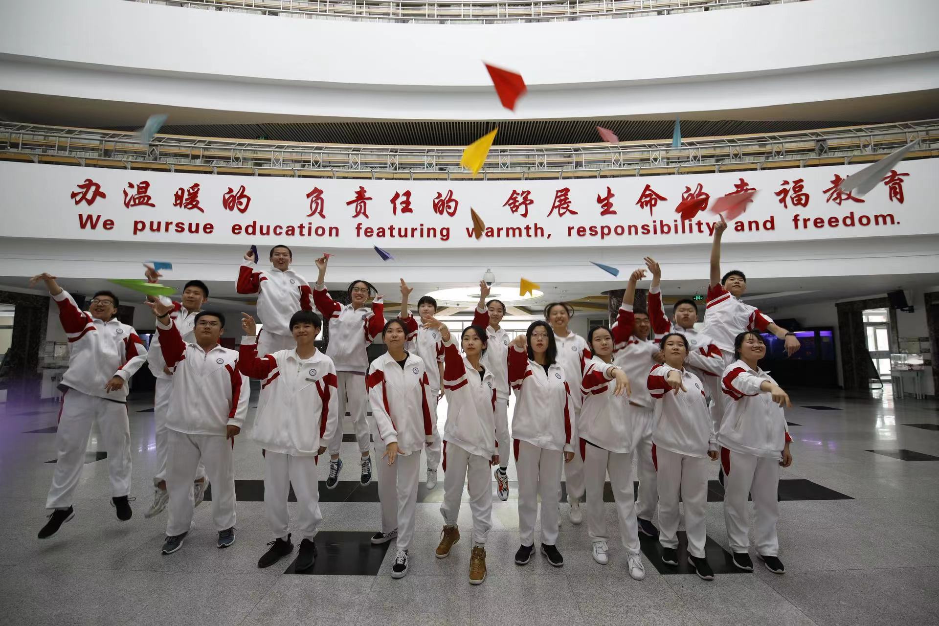 人开学校为学生幸福“续航”，学校理念再次撞上高考作文题