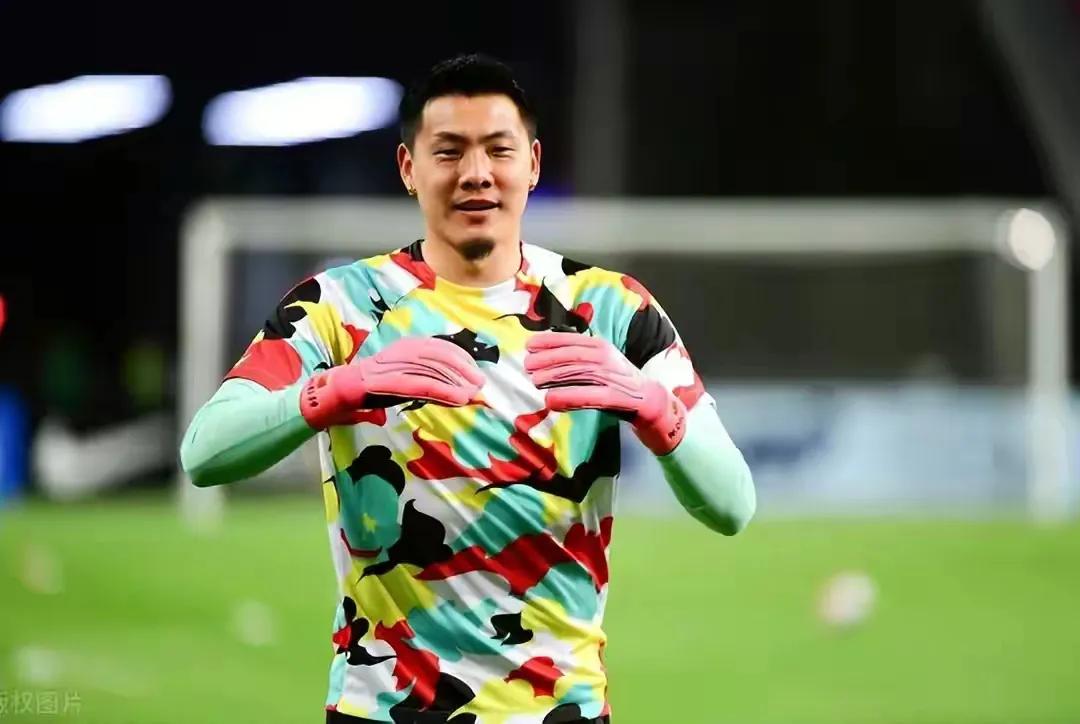 中国男足4-1新加坡集锦,中国男足赢了新加坡后的庆祝场面