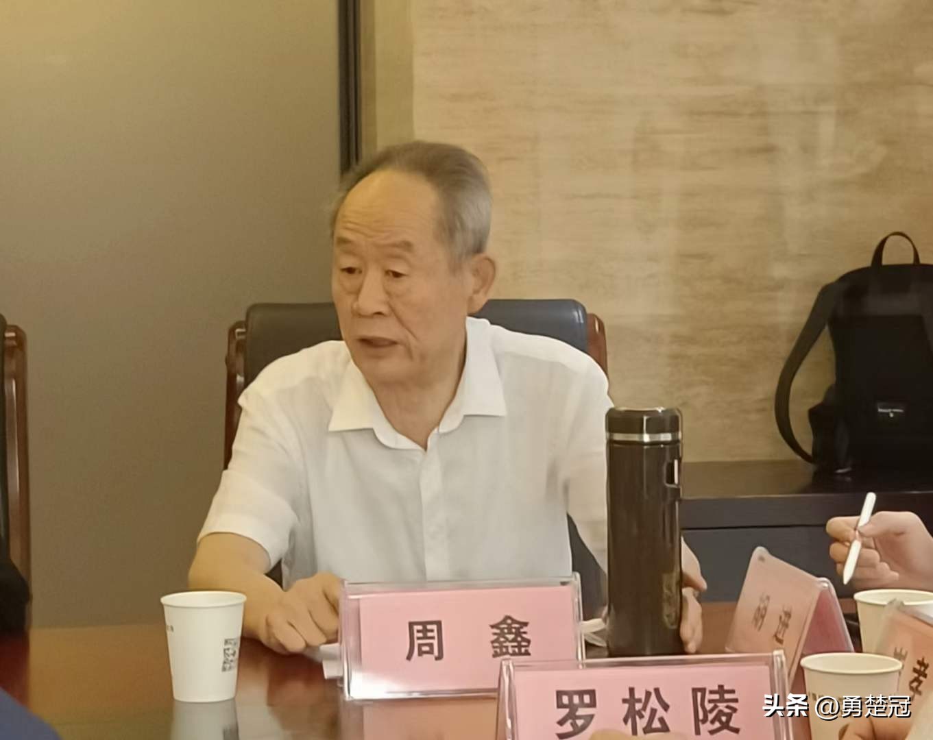 政府基层工作下乡,政府到农村帮助农民