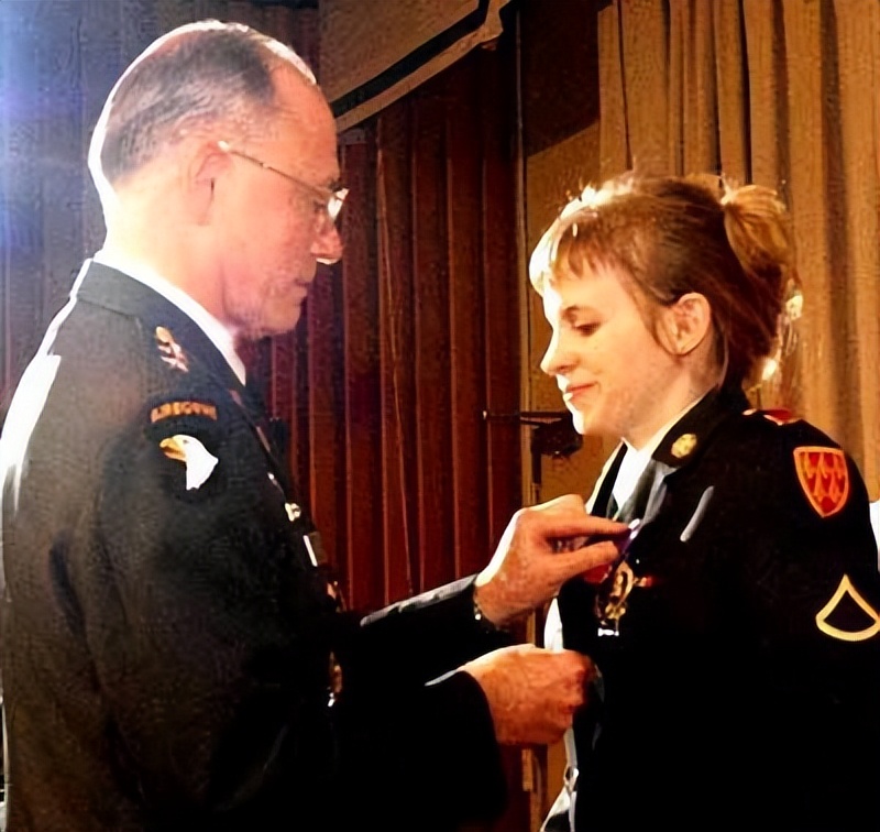 2003年，美国19岁女兵在伊拉克被俘遭受虐待，获救后美国奖励50万