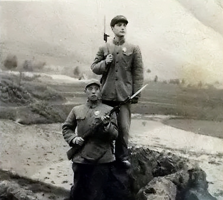 1970年,拉练时有战友掉下悬崖;有人偷偷烧坑失火烧死6匹骡马…