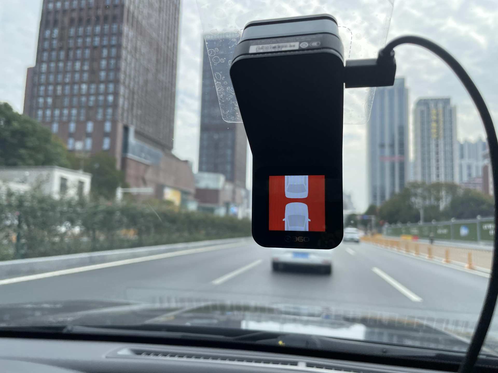 4K画质+四代鹰眼夜视+轨迹AI检索——360行车记录仪G900