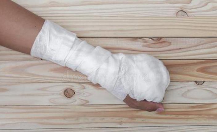 手指不小心切断了怎么办,手指不小心被切断了能接回来吗