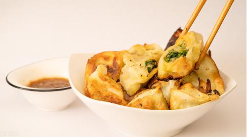 要包的饺子怎么保鲜好不用放冰箱,包好的饺子怎样保存才不破皮