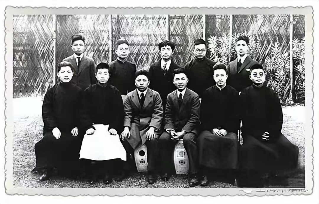 宁波老农从儿子墓穴里挖出一包裹,80岁老农挖开儿子坟墓