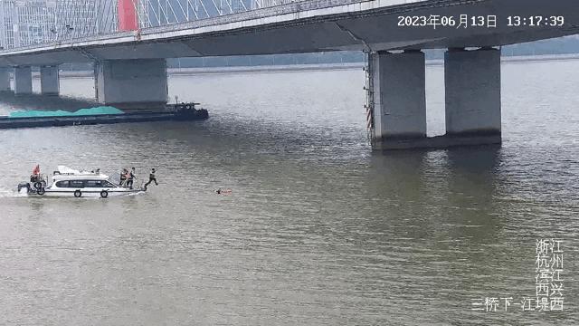 外卖小哥一跳拍掉箱子,外卖小哥跳嘉陵江