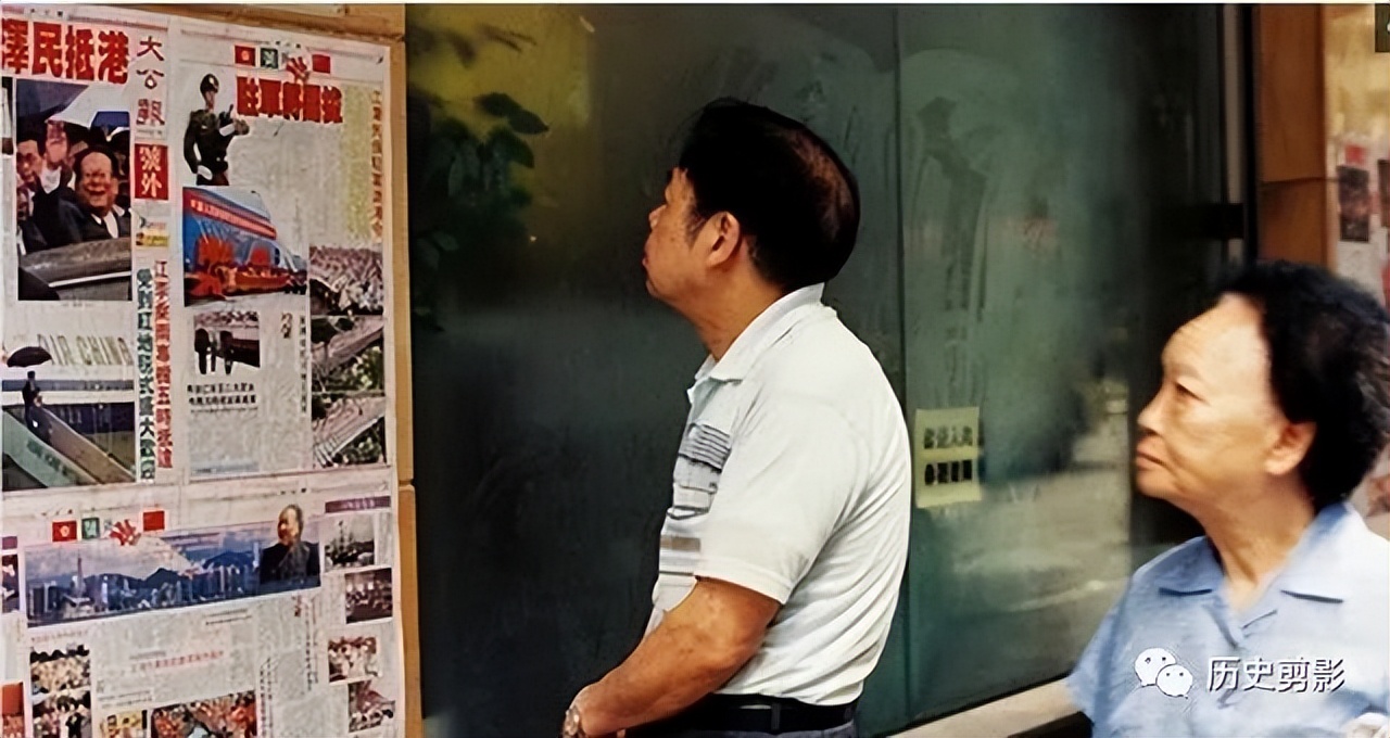 97年香港回归历史老照片：香港人庆祝回归街头挂满五星红旗