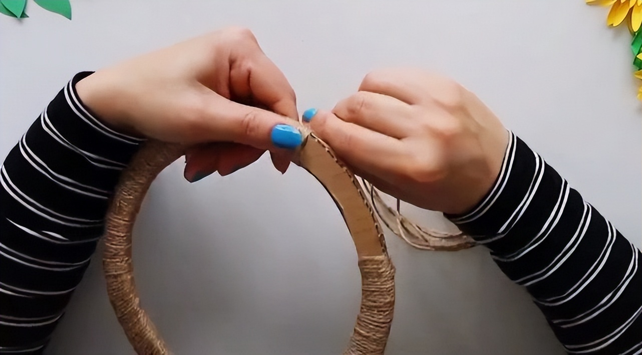 一款适合挂墙上的向日葵纸花