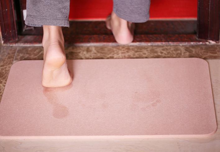 秋天身上干燥起皮屑,秋天皮肤干燥还需要做清洁吗