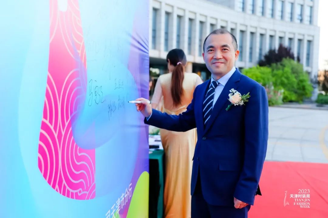 皮尔卡丹把时尚带入中国,皮尔卡丹中国服装展