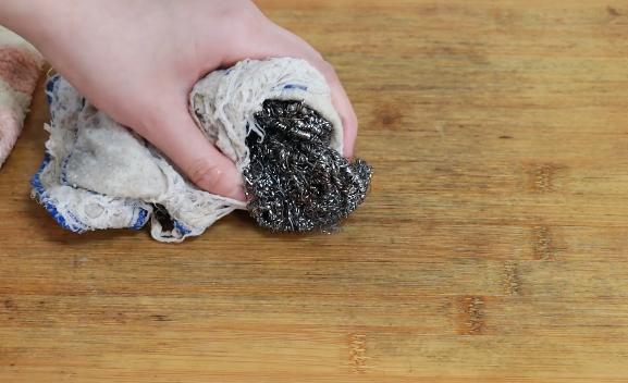 菜板发霉“黑乎乎”怎么办？教你正确的做法，立马干净如新