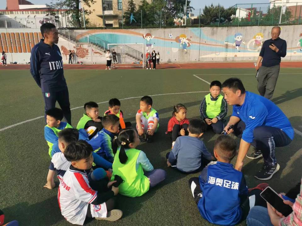 农林路小学举行校园足球联赛,学校校园足球联赛开赛