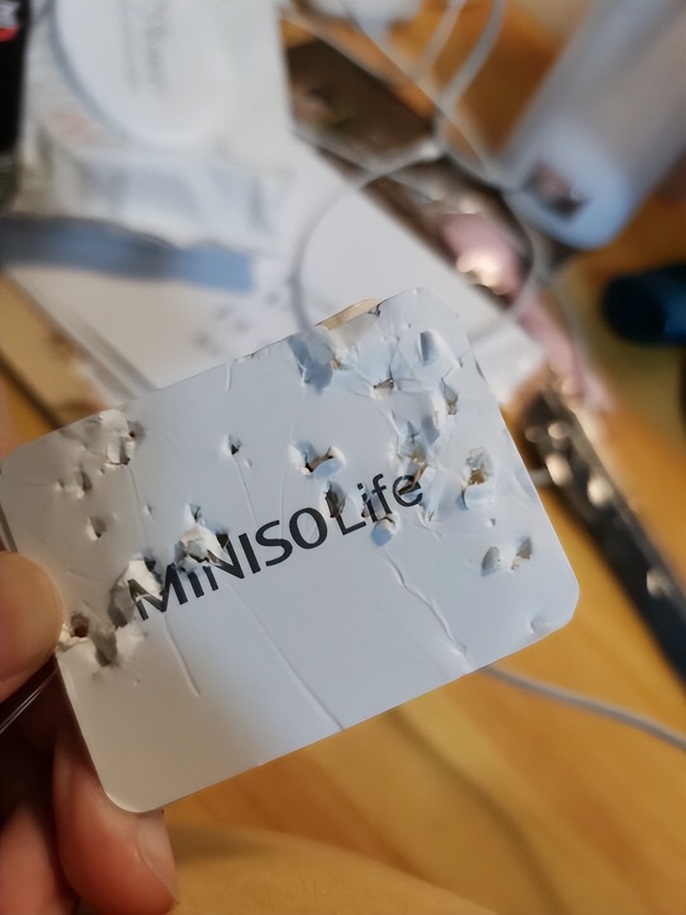 猫咪为什么突然疯了一样的咬东西,猫咪总咬东西是什么原因