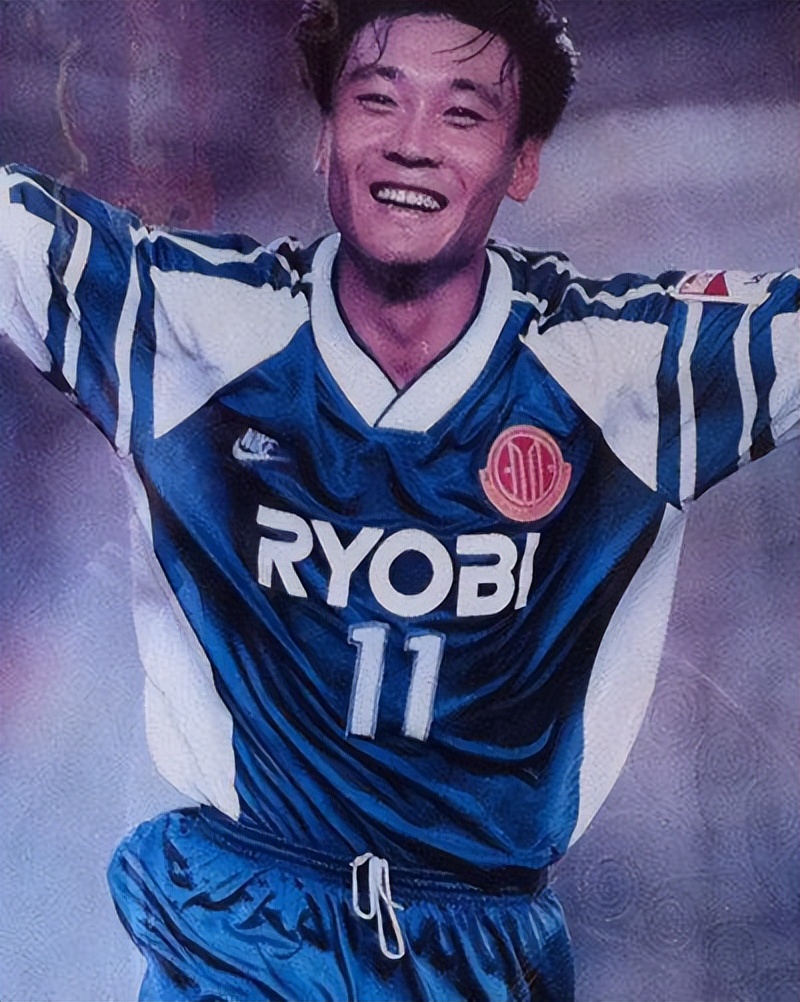 公然挑衅刀郎，机场怒踹粉丝，歌坛“一姐”那英究竟凭啥这么狂？