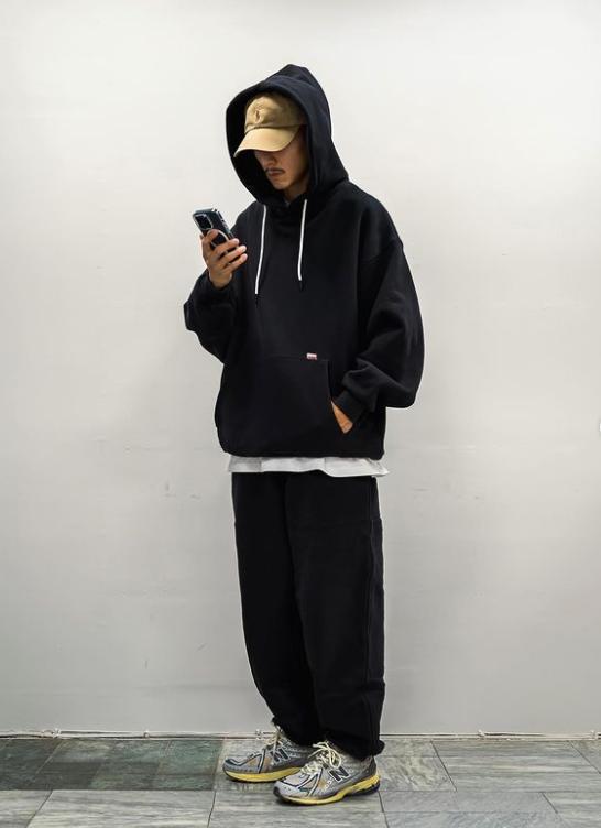 “卫衣+运动裤”很适合春天，这样搭潮流简便，不会穿也能驾驭