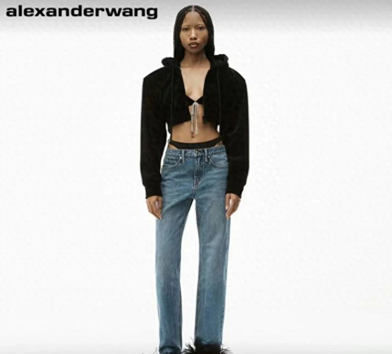 显摆、不穿、还露背,这些女明星服饰真的很宽松吗?