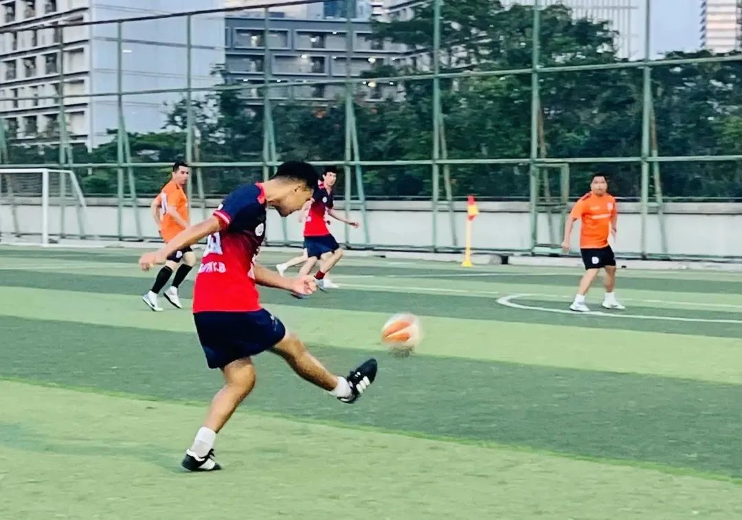 踢足球的学长,踢足球印象深刻的同学