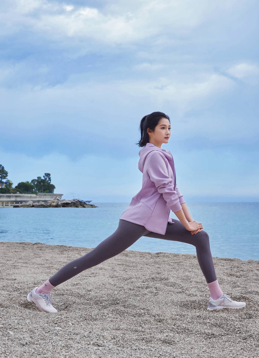 关晓彤分享海边跑步照，穿运动内衣身材性感，商家侵权赔其100万