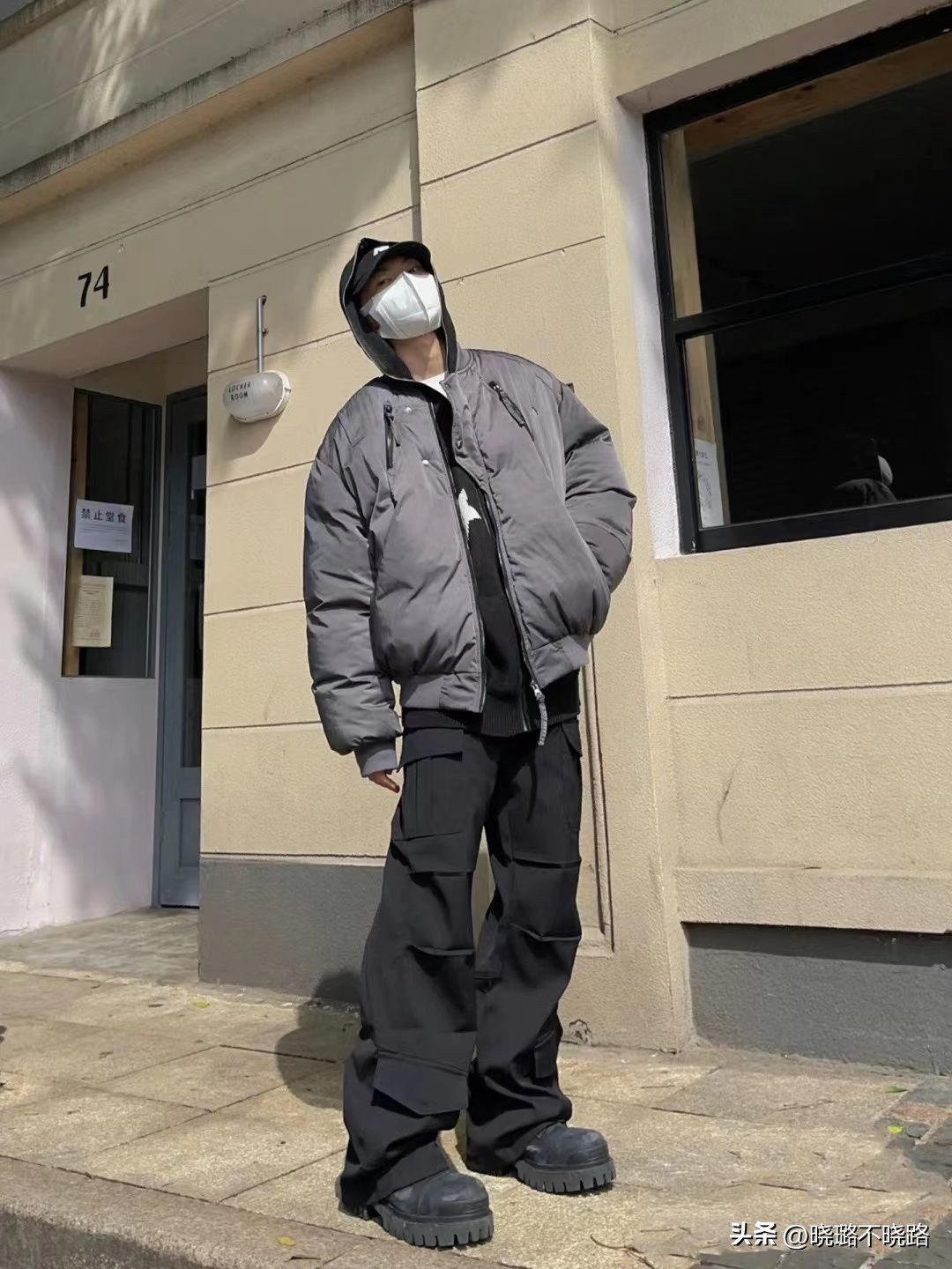 男生今年流行的裤脚穿搭,男生裤脚扎进袜子的穿搭