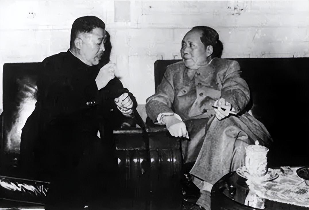 1955年毛主席审阅元帅名单，看到贺龙名字时笑道：他可是个好配角