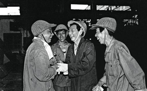 *镕基朱**公正廉洁铁面无私,幼年时失去双亲成孤儿,直言不怕得罪人