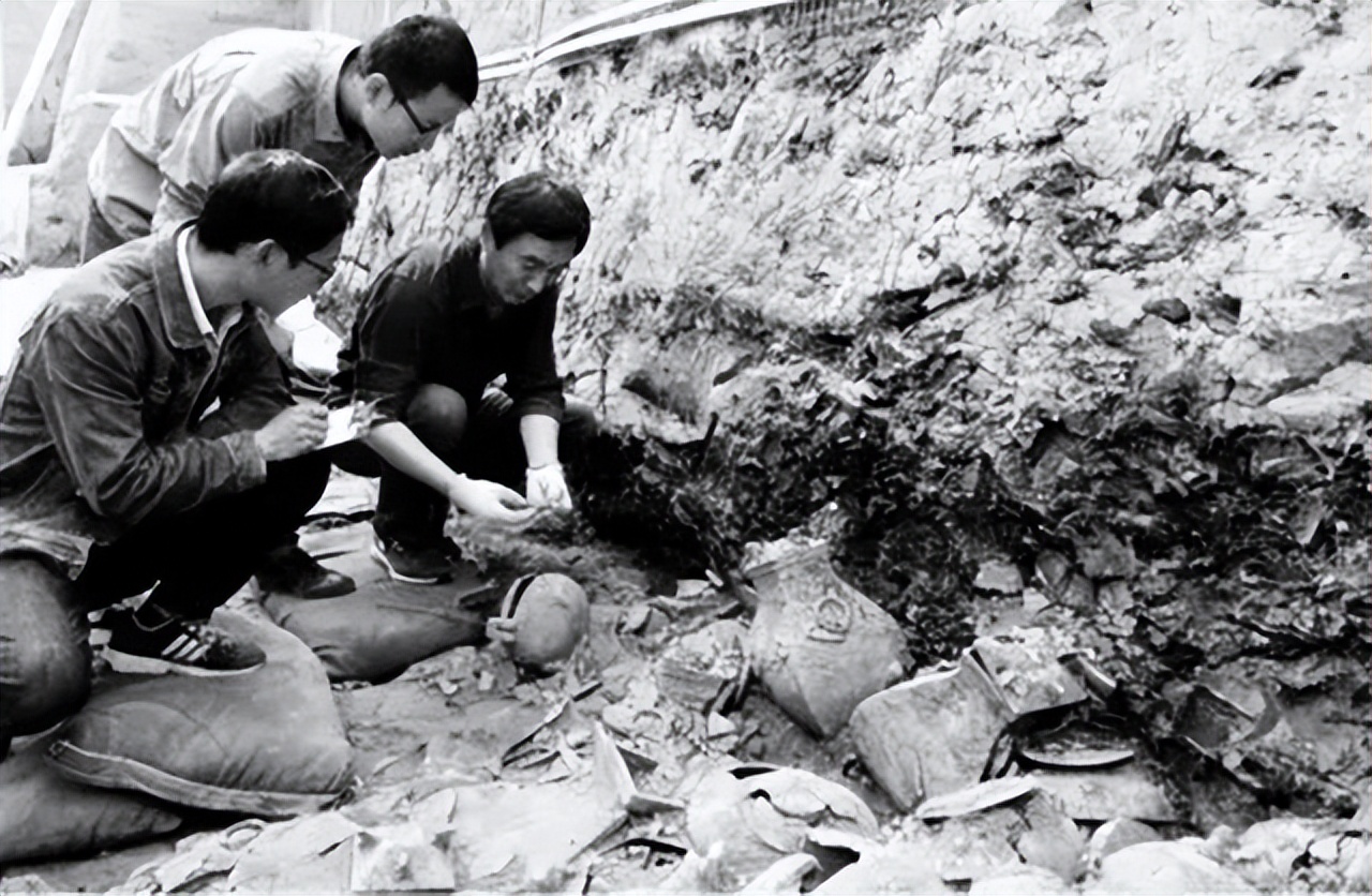 考古挖出古墓的尸体,西安考古发掘古墓现场图片