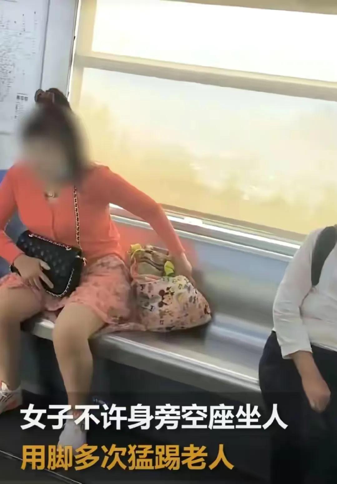 轻轨女子踢老人霸座后续,重庆地铁踢人老人后续