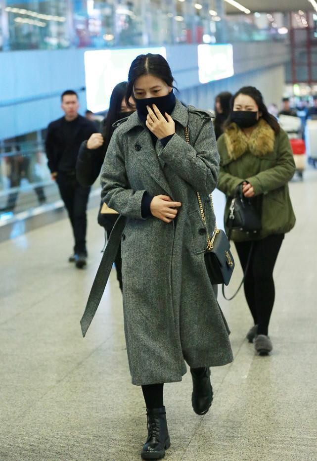 高圆圆穿上大衣有知性女人味了,高圆圆迪奥slay渔夫帽