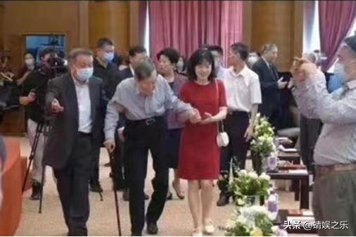 翁帆杨振宁近照曝光情侣装,翁帆和杨振宁亡妻一模一样