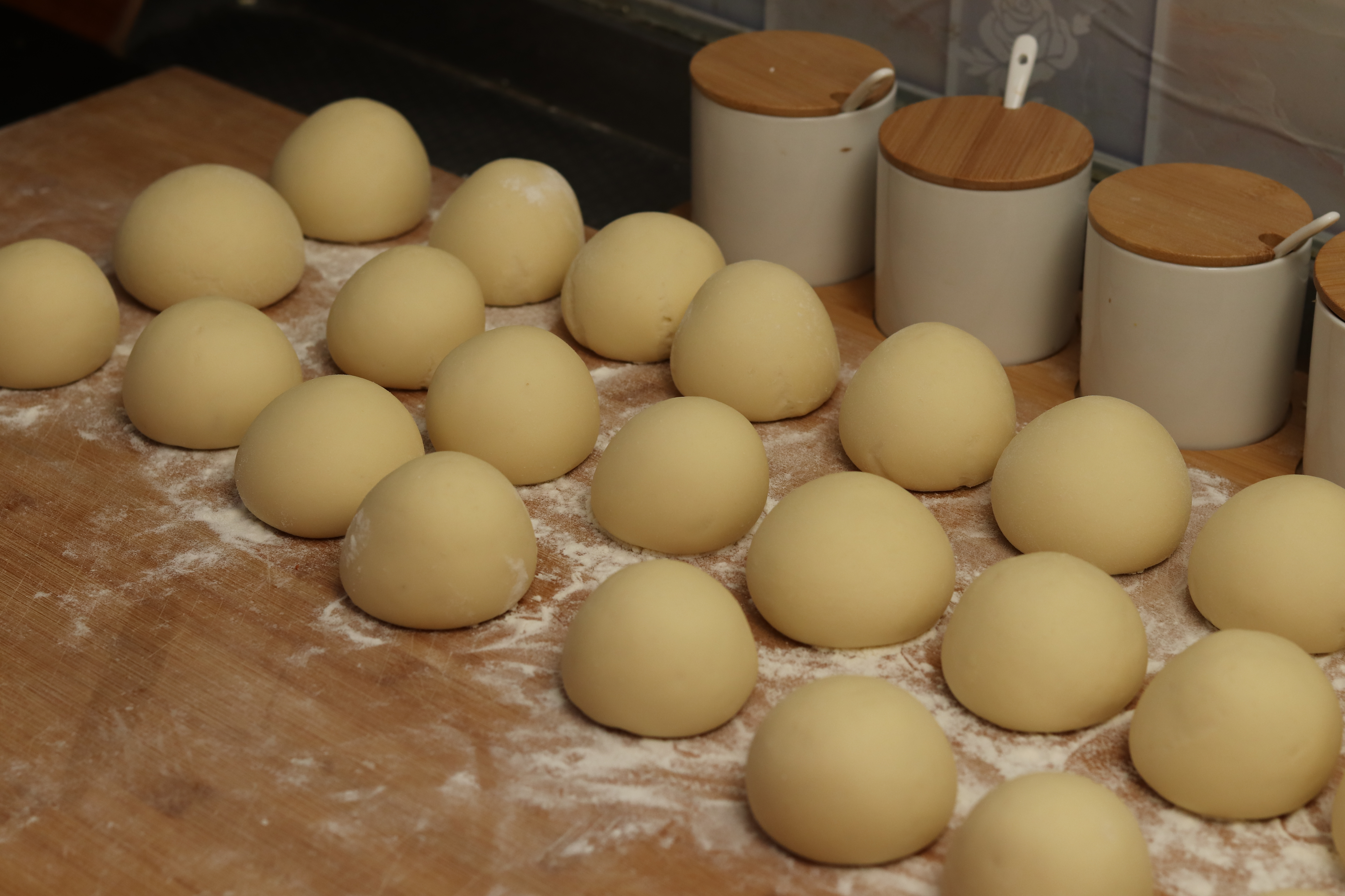 蒸馒头发面不放酵母的做法,蒸馒头时发面要不要加酵母