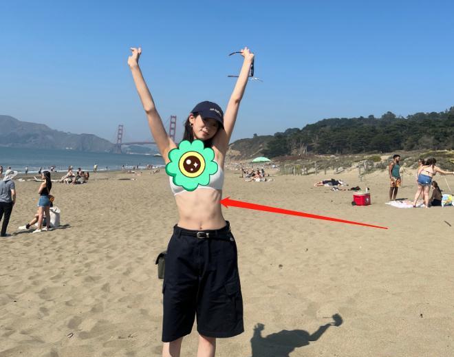 23岁的欧阳娜娜在海滩上穿着内衣露出身材的照片浮出水面。