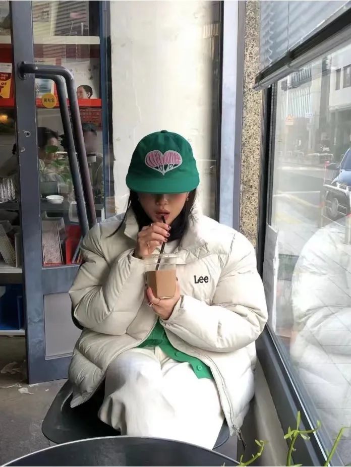 白色长款羽绒服韩系裙子穿搭,今年流行穿搭羽绒服加什么靴子