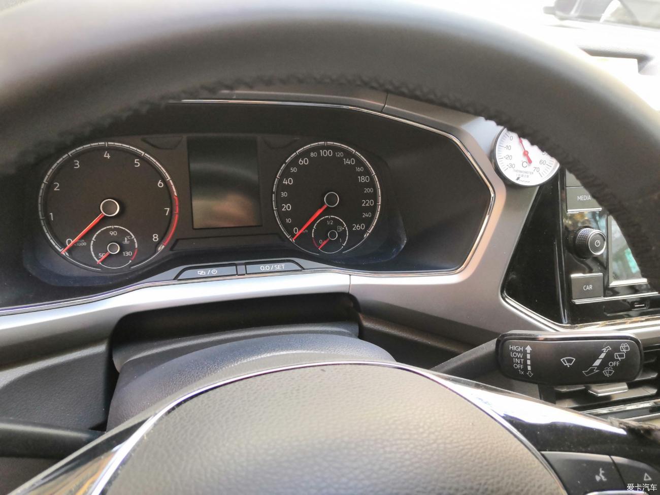 用玻璃清洁剂去除油膜,使用油膜清洗后玻璃雾蒙蒙