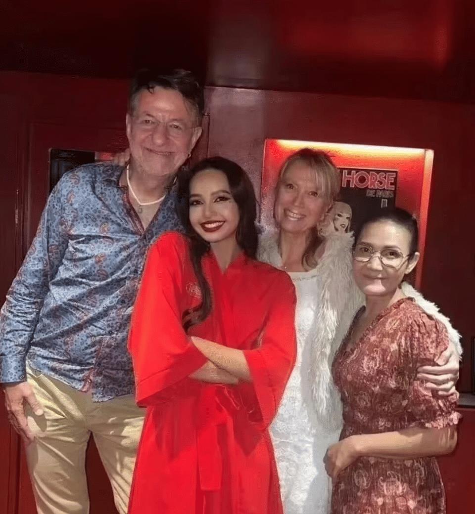 Lisa自晒“疯马秀”演出照,K线图前舞动,后台咧红唇跟继父同框