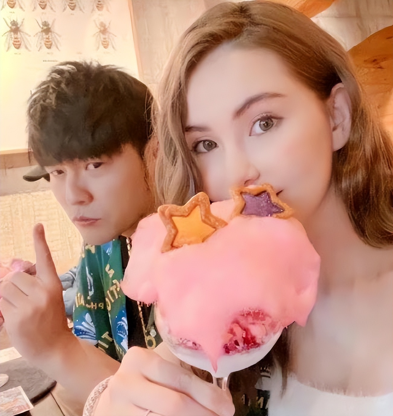 昆凌晒周杰伦照为其庆生,昆凌晒周杰伦视角荡秋千照