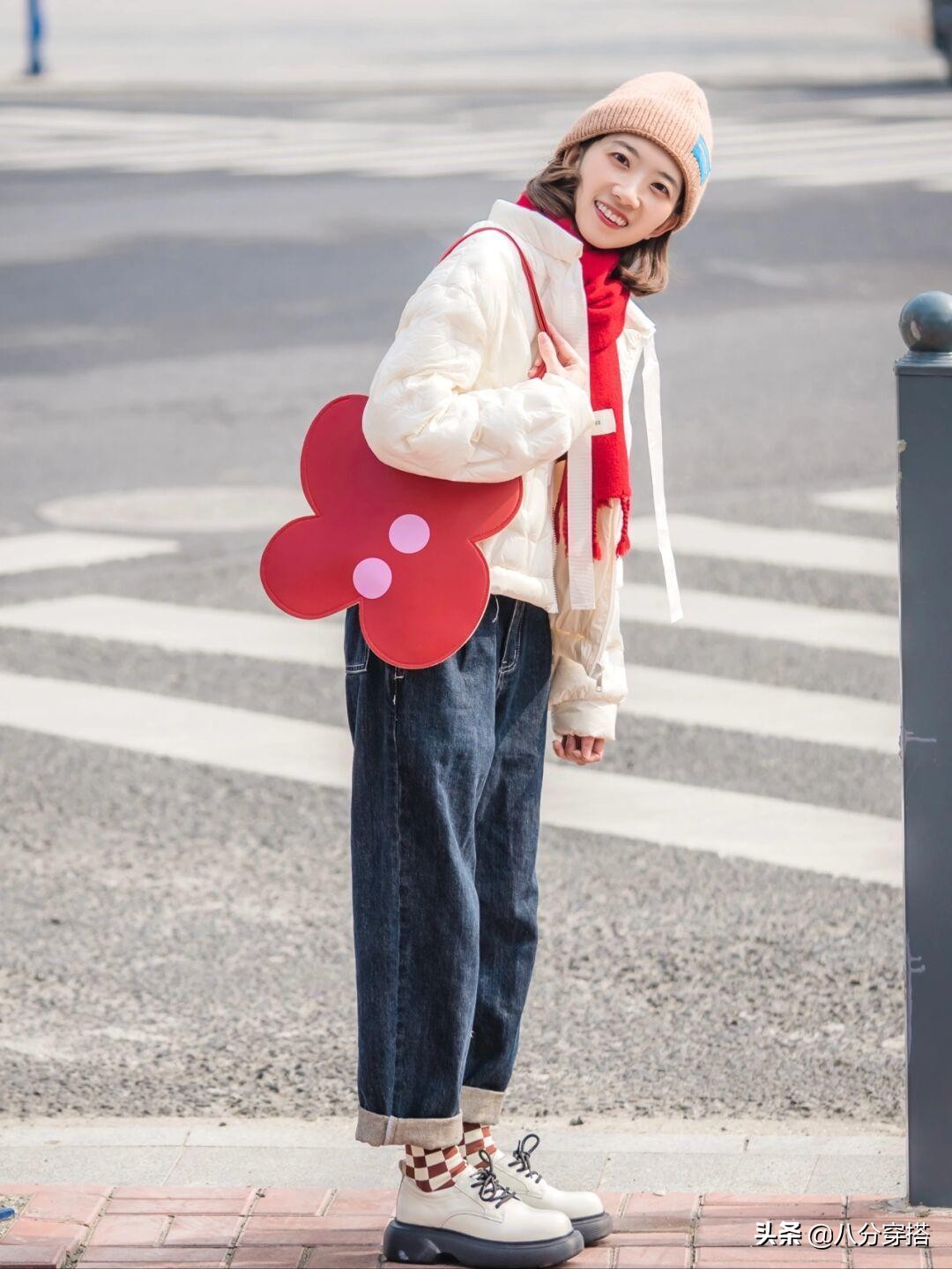 小个子短款羽绒服配什么裤子好看,小个子白色短款羽绒服