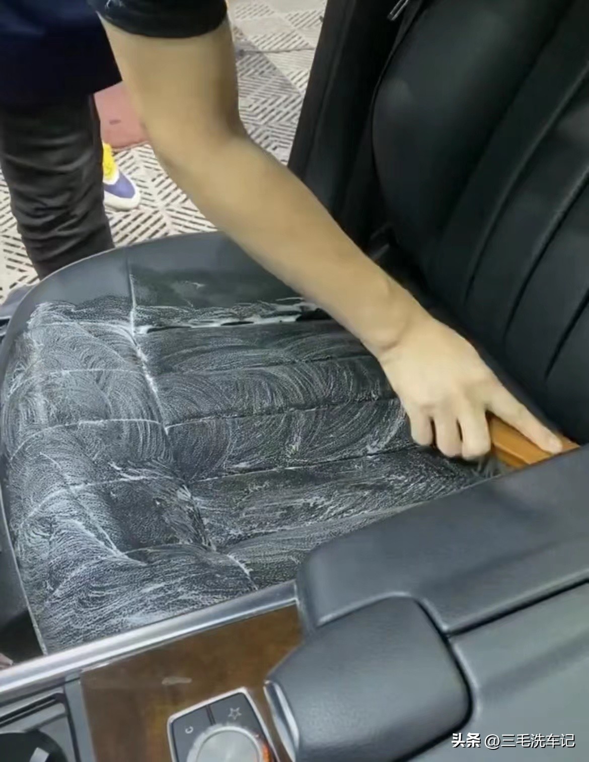 汽车内饰清洗最好的方法,汽车内饰清洗方法及流程分享