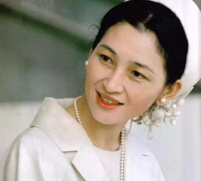 日本首位平民皇后：因打网球被太子看上，嫁入皇室后却被逼得抑郁