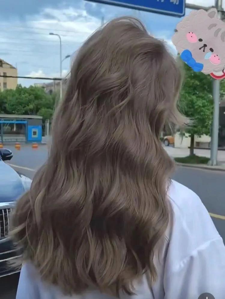 焦糖棕色超显白的一款发色,高级感显白发色推荐亚麻棕青色