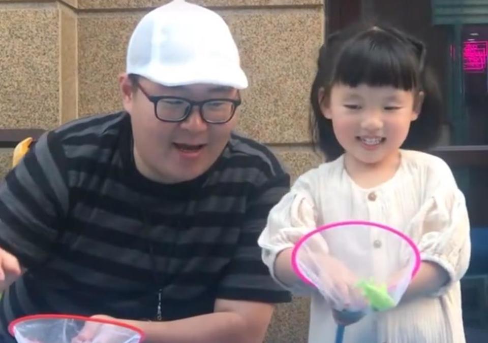 郝劭文婚姻生活,郝劭文携二婚妻子与父母团聚